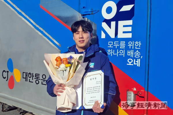 CJ대한통운택배기사정보교씨가지난해12월번동에서화재를막은공로로수령한감사장을들고기념사진촬영을하고있다.