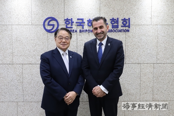 27일 한국해운협회를 예방한 ICS 토마스 카자코스 사무총장(오른쪽)이 양창호 한국해운협회 상근부회장과 함께 기념촬영을 하고 있다. / 사진제공=한국해운협회