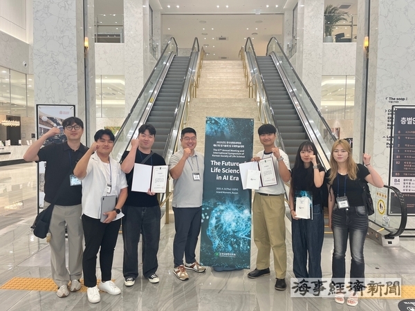 국립한국해양대학교 해양미생물학실험실 문기환 교수팀 사진. 왼쪽부터 김민석(학부연구생), 이주현(학·석통합과정, 수상자), 김호성(박사과정, 수상자), 문기환 교수, 박정우(박사과정, 수상자), 정수현(학부연구생, 수상자), 김가영(석사과정)