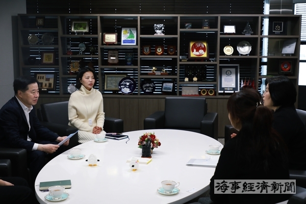 인천항만공사 이경규 사장이 한국백혈병소아암협회 경인지회 이주영 사무국장과 기부 관련 논의를 하고 있다