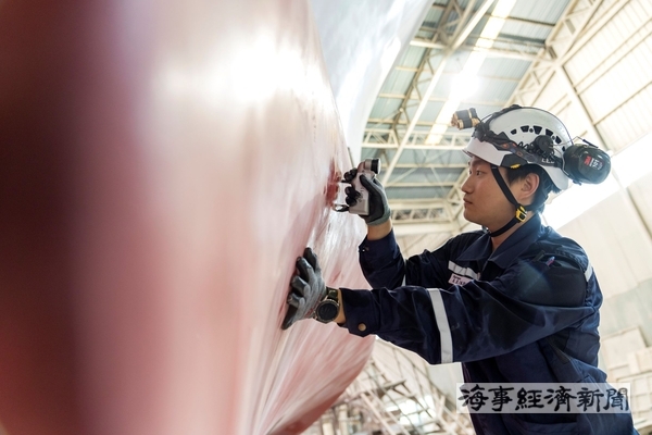 KOMSA 검사원의 선박검사 모습