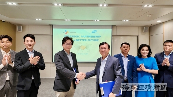 베트남 호치민시 소재 CJ빌딩에서 이종훈 CJ대한통운 경영지원실장(왼쪽에서 세 번째), 응우엔 탄 빈(Nguyen Thanh Binh) 제마뎁 CEO(왼쪽에서 네 번째)와 양사 관계자들이 제마뎁 물류-해운 지분거래 계약 체결식에서 기념사진을 찍고 있다